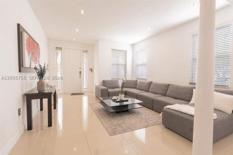 5 bedroom Townhouse at 8526 NW 108th Ave 8526, Islands At Doral, Doral — photo 4