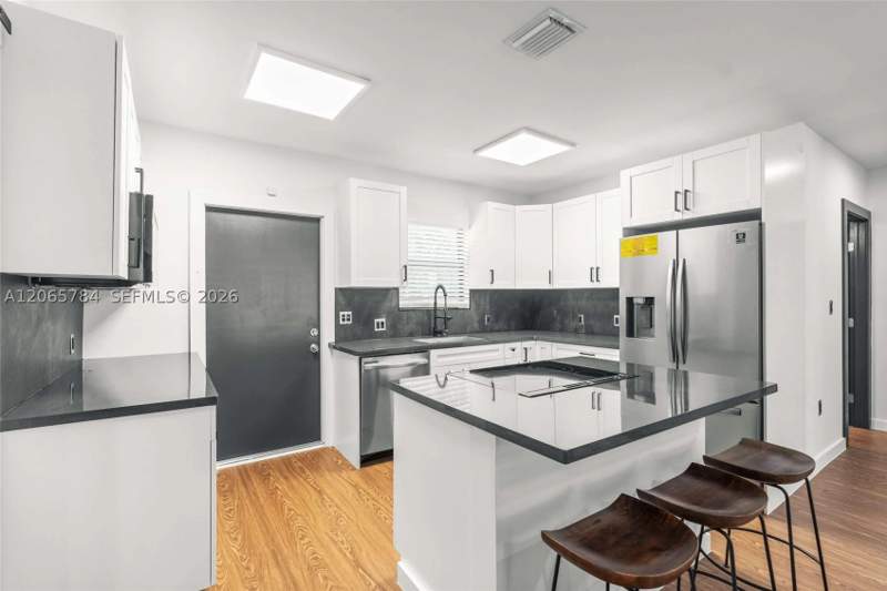 3 bedroom SingleFamilyResidence at 1121 NW 57th St, Lin Heights, Miami — photo 2