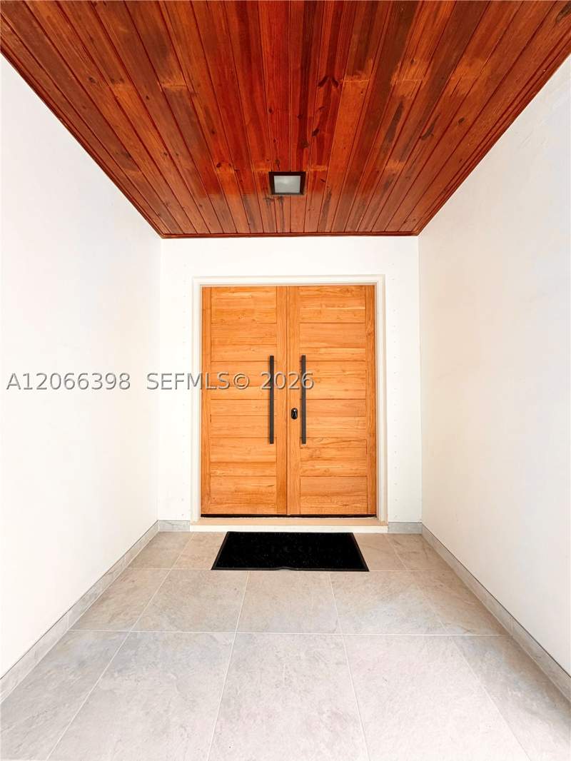 3 bedroom SingleFamilyResidence at 16203 NW 82nd Pl, 6th Addn To Royal Oaks, Miami Lakes — photo 2