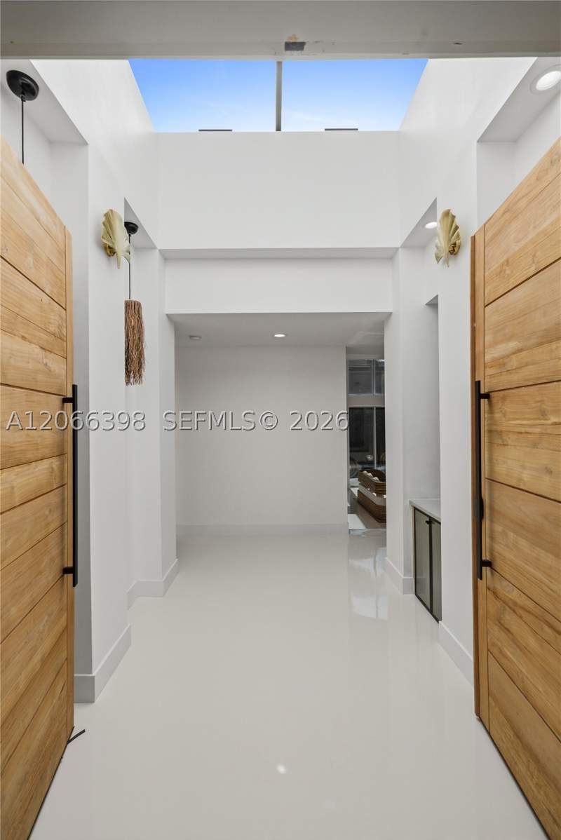 3 bedroom SingleFamilyResidence at 16203 NW 82nd Pl, 6th Addn To Royal Oaks, Miami Lakes — photo 4