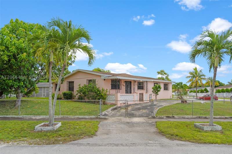 4 bedroom SingleFamilyResidence at 11985 SW 181st Ter, South Miami Hgts Add B, Miami — photo 2