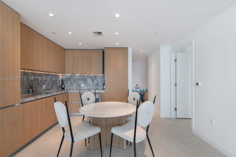 1 bedroom Condominium at 500 Alton Rd 1204, Five Park, Miami Beach — photo 2