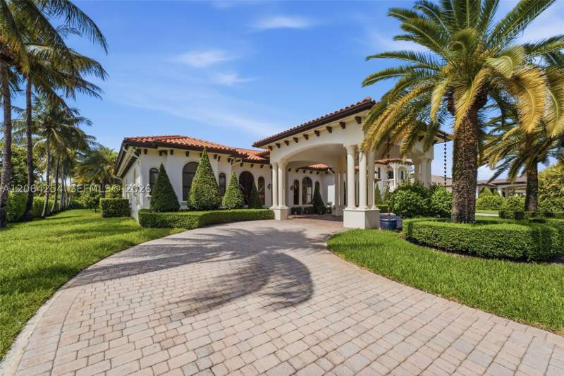 5 bedroom SingleFamilyResidence at 10181 NW 131st St, Florida Fruit Land Compan, Hialeah Gardens — photo 4