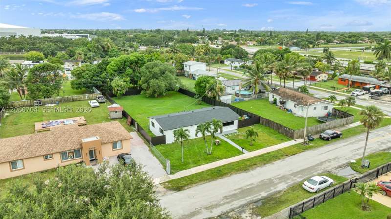 3 bedroom SingleFamilyResidence at 2600 NW 205th St, Lake Lucerne Sec 4, Miami Gardens — photo 3