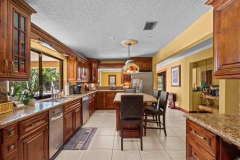 10010 NW 135th Street, Hialeah Gardens FL - photo 11 of 23