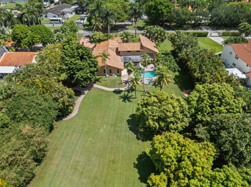 4 bedroom SingleFamilyResidence at 10010 NW 135th Street, Florida Fruit Land Compan, Hialeah Gardens — photo 3