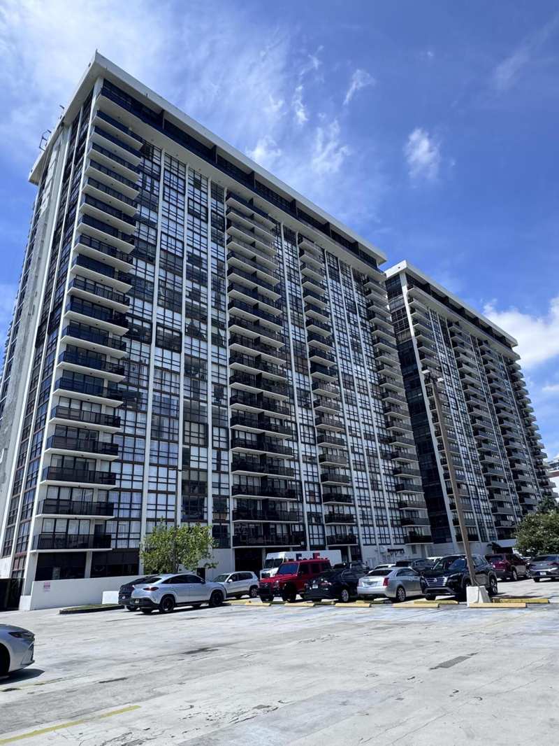 1 bedroom Condominium at 600 NE 36th Street 1112, Charter Club Condo, Miami — photo 1