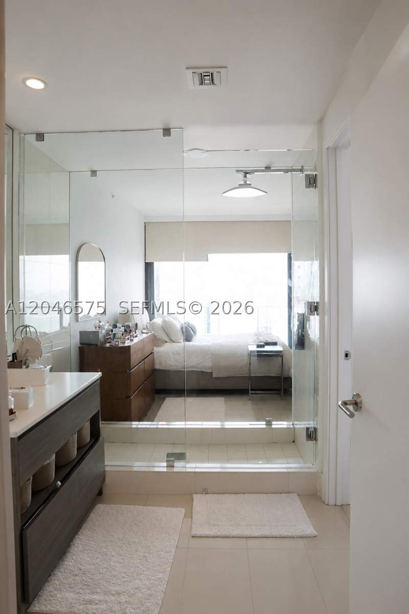 1 bedroom StockCooperative at 460 NE 28th St 802, Icon Bay Condo, Miami — photo 4