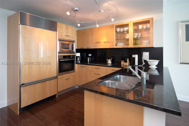 1 bedroom Condominium at 6799 Collins Ave 1103, South Carillon Beach, Miami Beach — photo 4