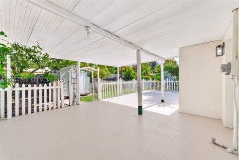 1583 NE 152nd St, North Miami Beach FL - photo 24 of 39