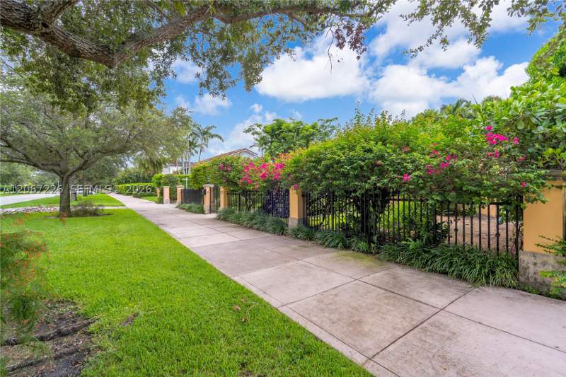 4 bedroom SingleFamilyResidence at 6605 Maynada St, Coral Gables Riviera Sec, Coral Gables — photo 2