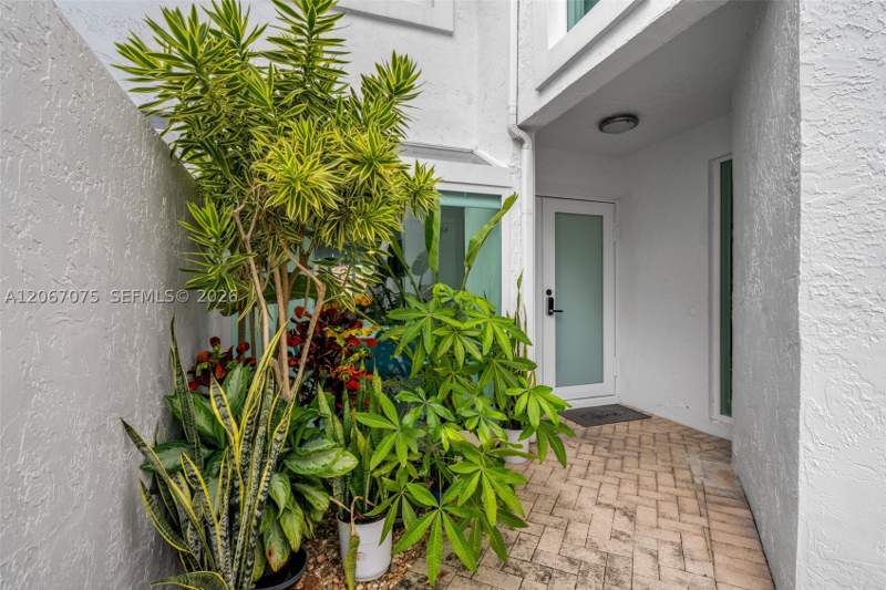 3 bedroom Townhouse at 3750 NE 209 Ter, Golden Pointe, Aventura — photo 2