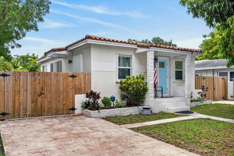 2 bedroom SingleFamilyResidence at 3780 SW 27th Ter, Douglas Manor, Miami — photo 4