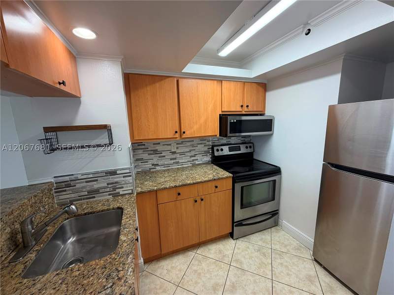 2 bedroom Condominium at 7601 E Treasure Dr 2007, The Grandview Palace Cond, North Bay Village — photo 4