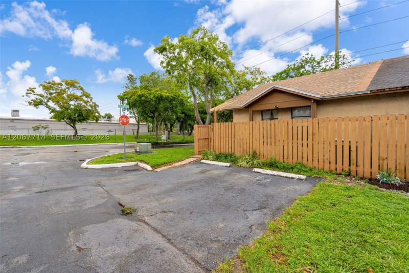 3 bedroom Villa at 6760 NW 186th Ter, Country Lake Manors Townh, Hialeah — photo 3