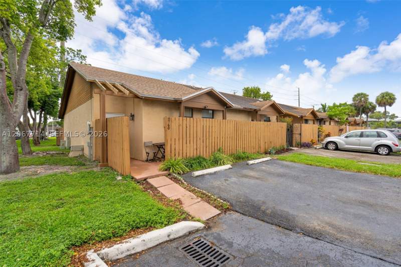 3 bedroom Villa at 6760 NW 186th Ter, Country Lake Manors Townh, Hialeah — photo 4