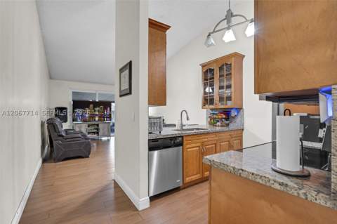 6760 NW 186th Ter, Hialeah FL - photo 6 of 34