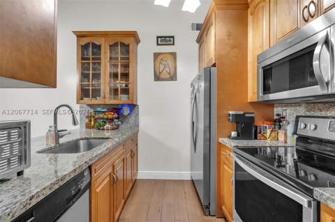 6760 NW 186th Ter, Hialeah FL - photo 7 of 34