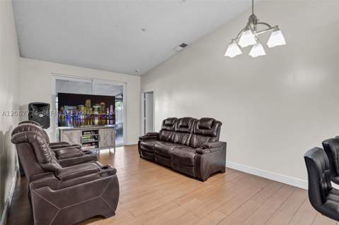 6760 NW 186th Ter, Hialeah FL - photo 9 of 34