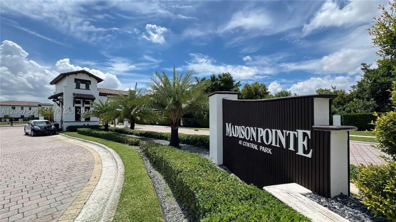 4 bedroom SingleFamilyResidence at 10235 NW 87th Ter, Grand Bay North, Doral — photo 5
