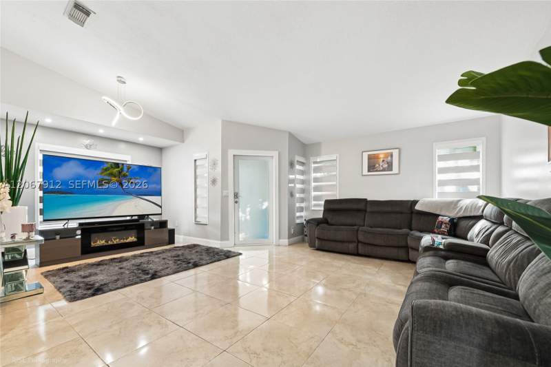 3 bedroom SingleFamilyResidence at 16520 SW 99th St, Peacocks Point, Miami — photo 2