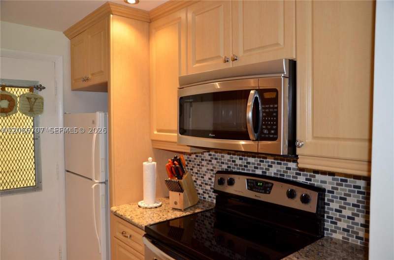 2 bedroom StockCooperative at 17050 NE 14th Ave 115, Mar-Len Gardens No 3 Corp, Miami — photo 2