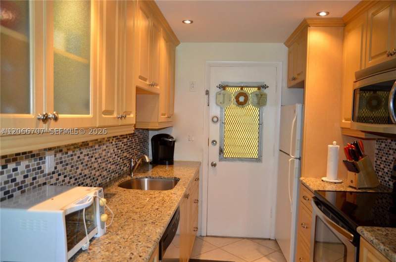2 bedroom StockCooperative at 17050 NE 14th Ave 115, Mar-Len Gardens No 3 Corp, Miami — photo 3