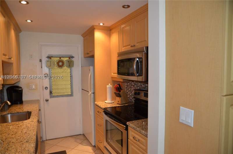 2 bedroom StockCooperative at 17050 NE 14th Ave 115, Mar-Len Gardens No 3 Corp, Miami — photo 4