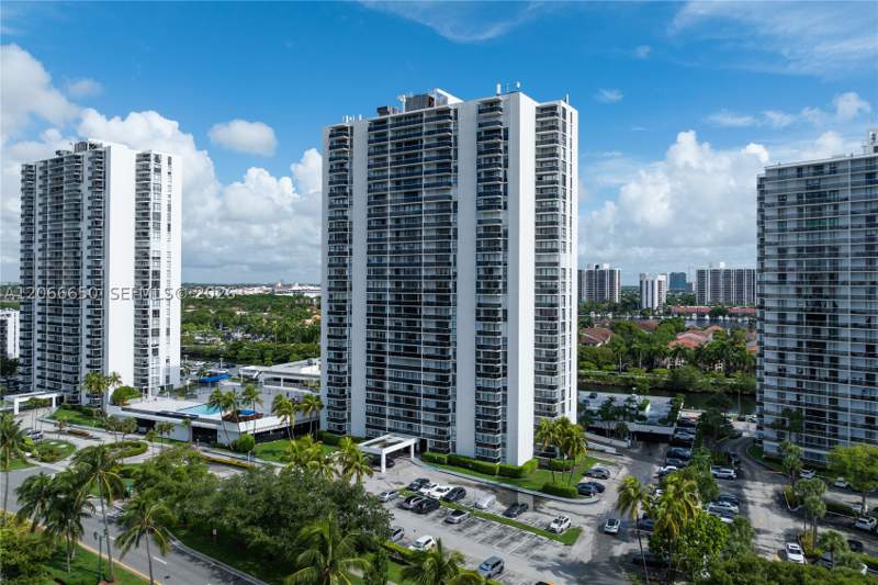 1 bedroom Condominium at 3675 N Country Club Dr 401, Aventura Eldorado Condo, Aventura — photo 2