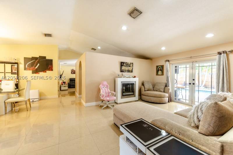 4 bedroom SingleFamilyResidence at 15233 SW 141st St, Christina Estates, Miami — photo 4