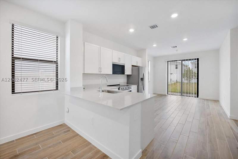 4 bedroom SingleFamilyResidence at 713 SE 15th Ave, Tennessee Estates, Homestead — photo 5
