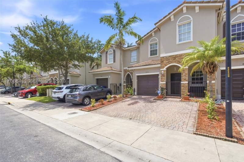 4 bedroom Townhouse at 8906 SW 224th Ter, Lakes By The Bay Gee, Cutler Bay — photo 2