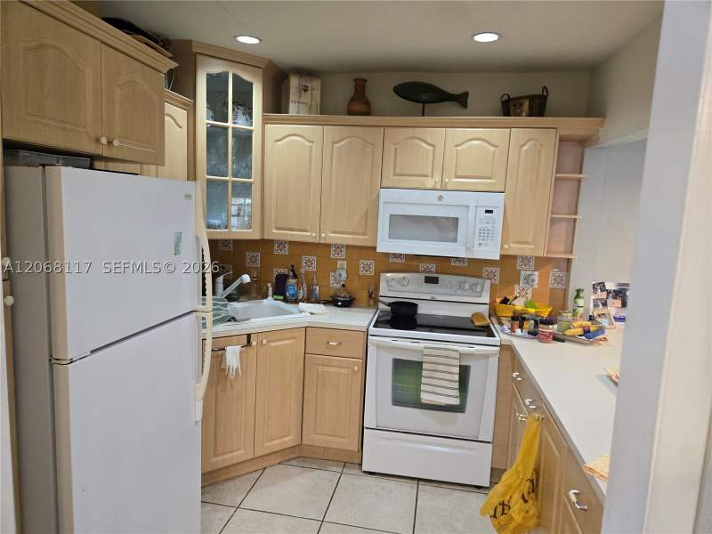 3 bedroom SingleFamilyResidence at 6858 SW 39th St, Central Miami Pt 3, Miami — photo 4