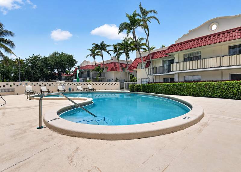 2 bedroom Condominium at 6705 N Kendall Drive 307, Villas Of Pinecrest Condo, Pinecrest — photo 2