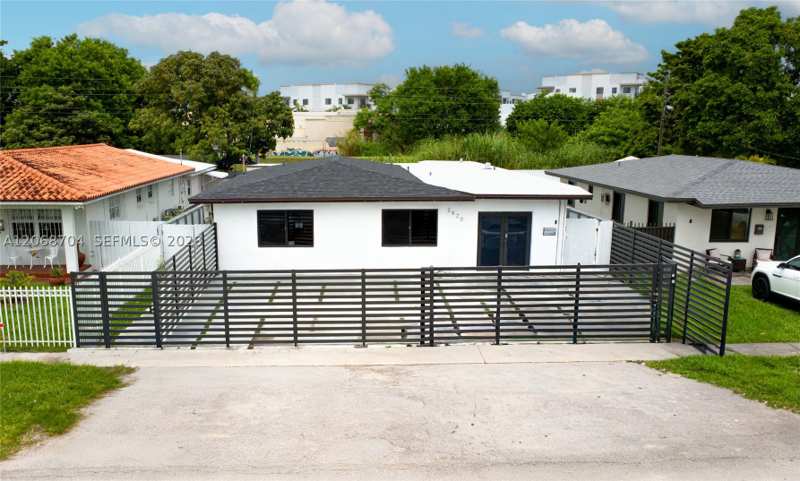 5 bedroom SingleFamilyResidence at 2920 SW 69th Ave, Central Miami Part 4, Miami — photo 1