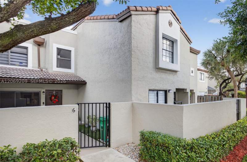 2 bedroom Townhouse at 10425 SW 154th Ct 6, Palm Point Sec 2, Miami — photo 2