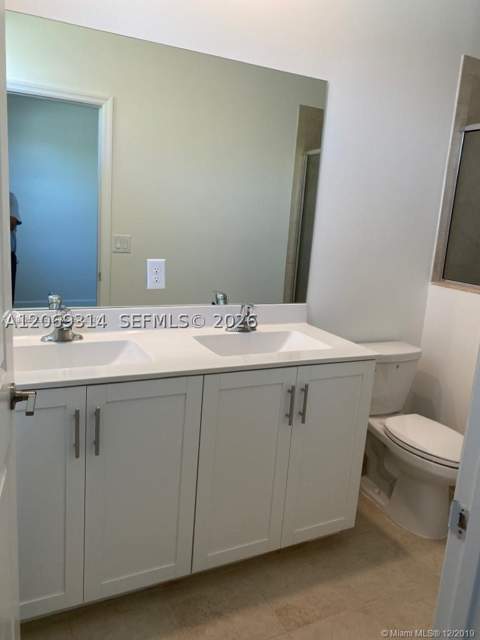 388 NE 208th Ter, Miami FL - photo 10 of 34