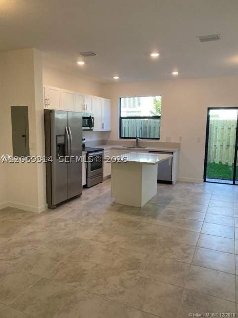 388 NE 208th Ter, Miami FL - photo 6 of 34