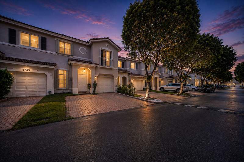 4 bedroom Townhouse at 5733 NW 112th Place, Doral Northeast Townhomes, Doral — photo 2