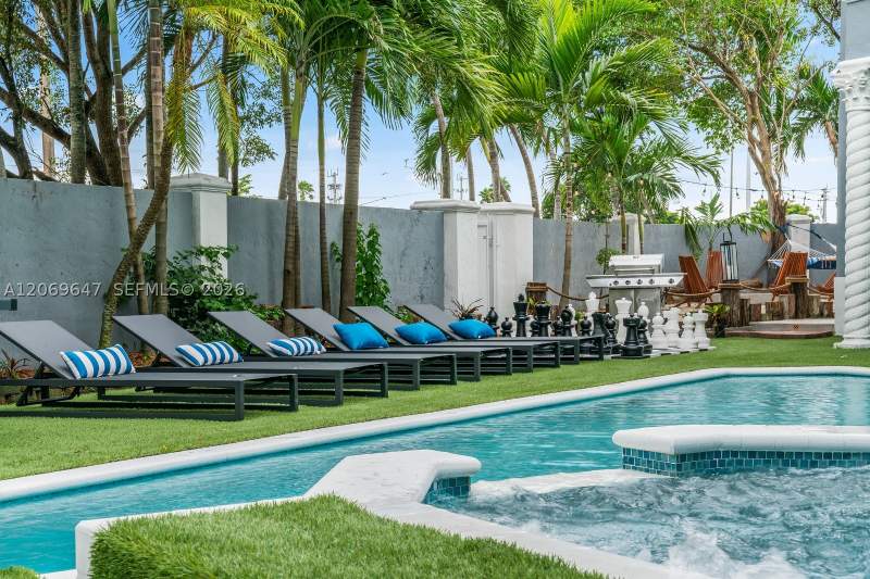 7 bedroom SingleFamilyResidence at 12141 Walsh Blvd, Sweetwater Golf Course To, Miami — photo 2