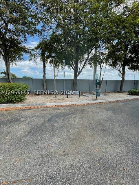 6364 Milk Wagon Ln, Miami Lakes FL - photo 16 of 18