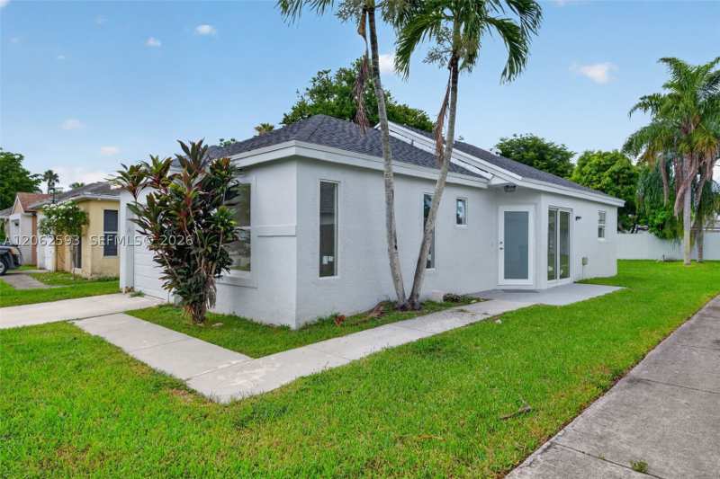 3 bedroom SingleFamilyResidence at 941 SW 7th Pl, Villas Of Palm Bay, Florida City — photo 1