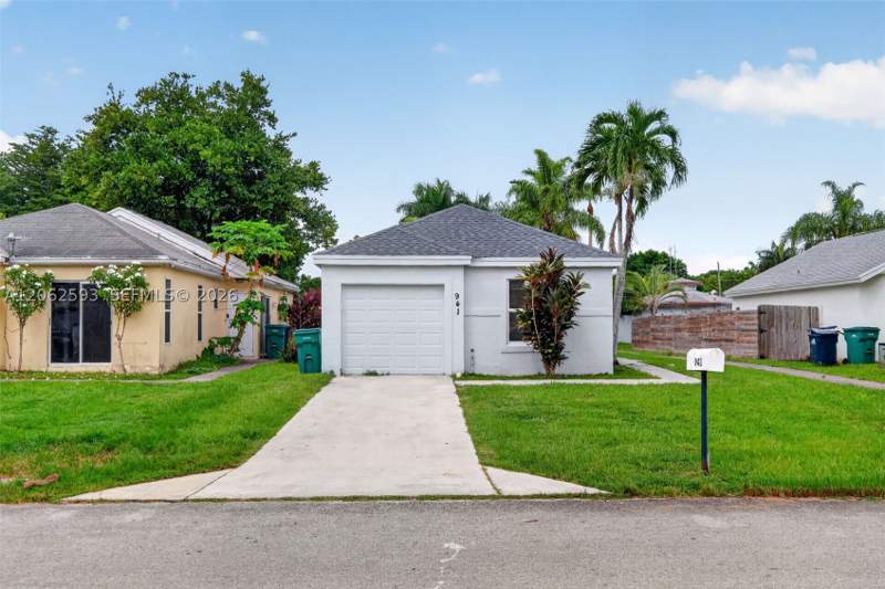3 bedroom SingleFamilyResidence at 941 SW 7th Pl, Villas Of Palm Bay, Florida City — photo 3