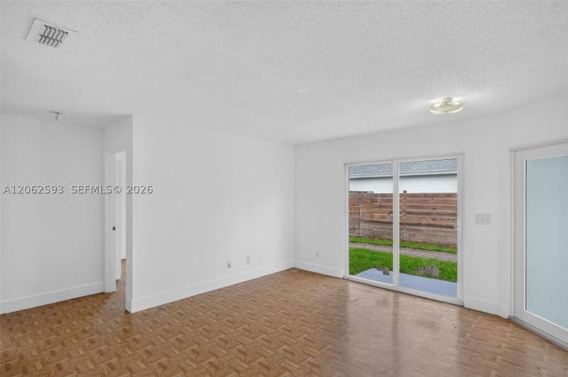 3 bedroom SingleFamilyResidence at 941 SW 7th Pl, Villas Of Palm Bay, Florida City — photo 5