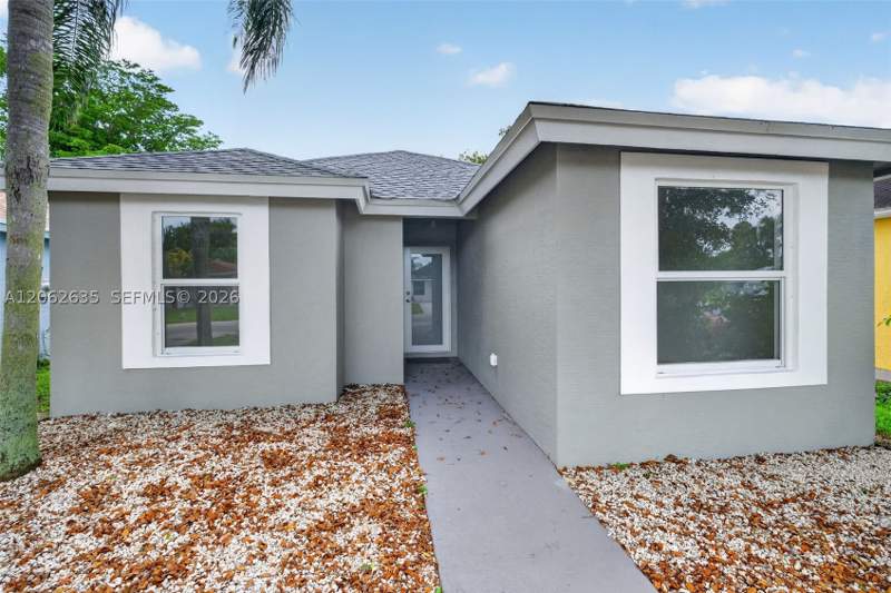 4 bedroom SingleFamilyResidence at 744 SW 9th St, Villas Of Palm Bay, Florida City — photo 2