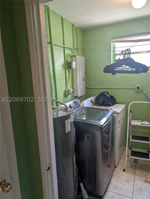 560 NW 184th Ter, Miami Gardens FL - photo 14 of 38