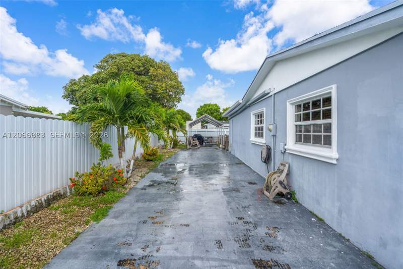 5 bedroom SingleFamilyResidence at 20514 NW 44th Pl, Carol City Gardens 2nd Ad, Miami Gardens — photo 4