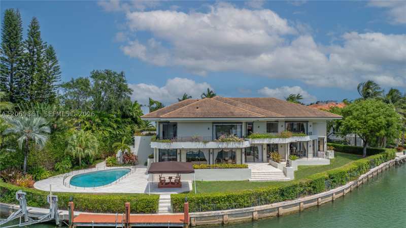 8 bedroom SingleFamilyResidence at 241 Cape Florida Dr, Cape Florida Sub Sec 3, Key Biscayne — photo 1