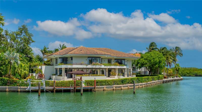 8 bedroom SingleFamilyResidence at 241 Cape Florida Dr, Cape Florida Sub Sec 3, Key Biscayne — photo 2