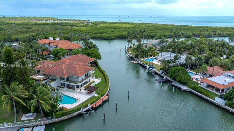 8 bedroom SingleFamilyResidence at 241 Cape Florida Dr, Cape Florida Sub Sec 3, Key Biscayne — photo 3